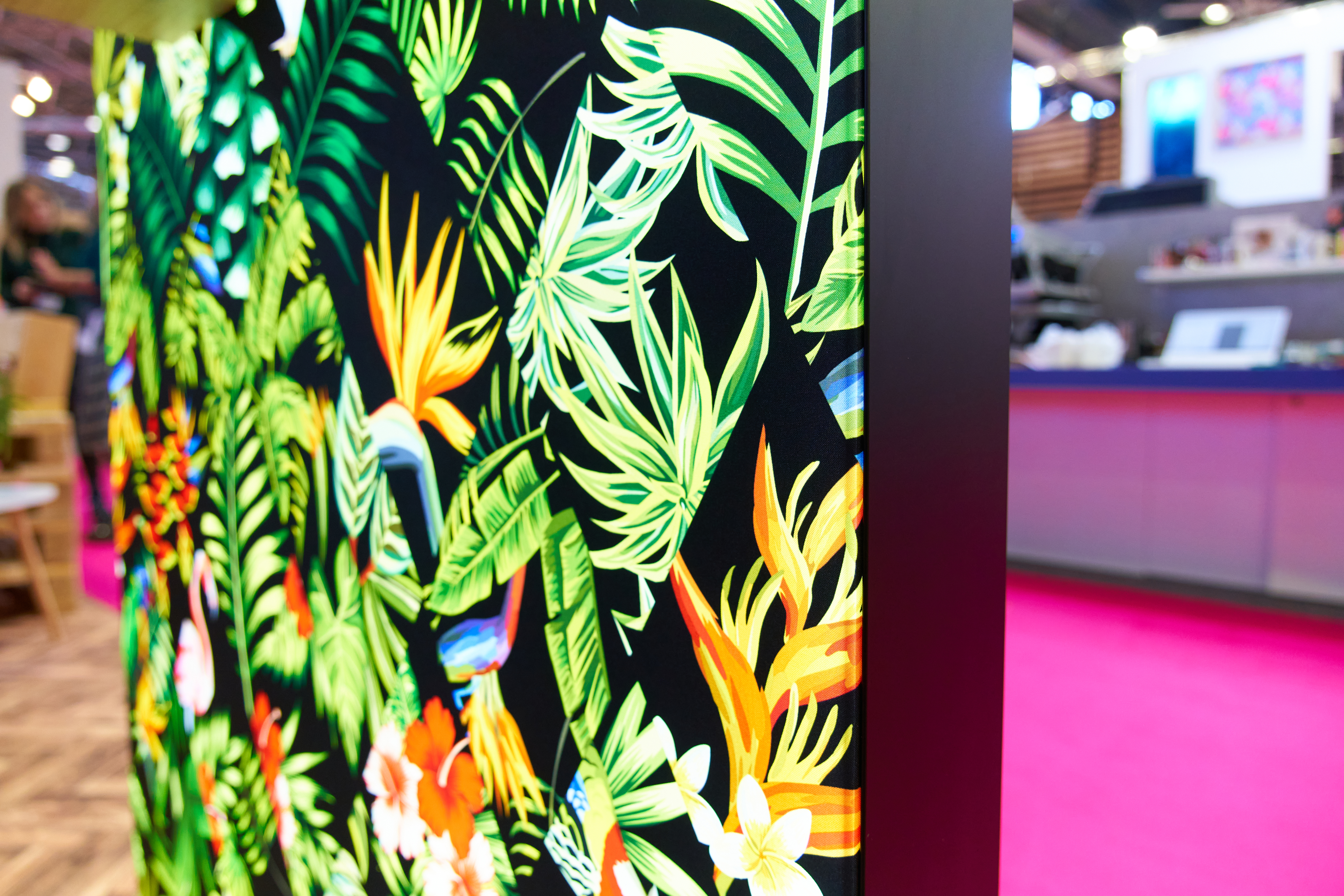 Stand out from the crowd with the new Panoramic Lightbox features!